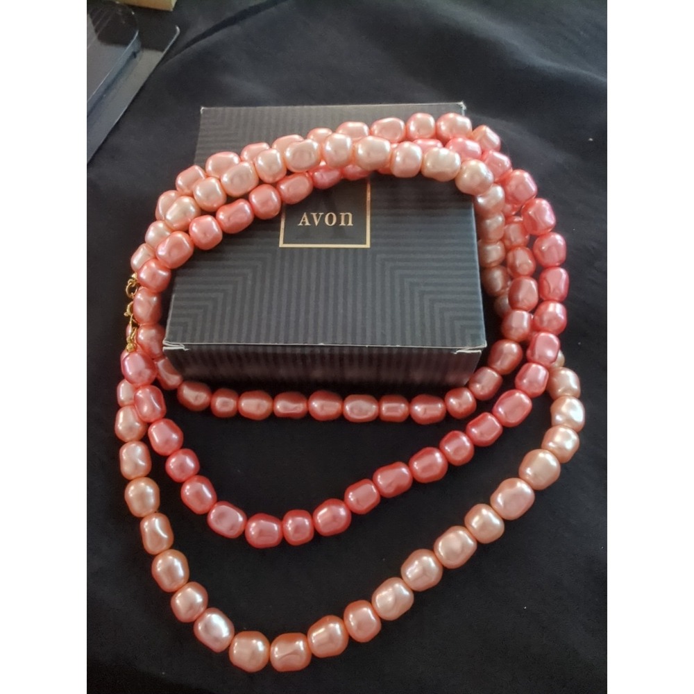 Vintage Avon Fashion‎ Hues Necklace Faux Pearl In Coral Tones with Original Box
